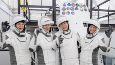 השלימו את האימונים, מוכנים לטוס מעל הקטבים | מימין: מיקלסן, ואנג, פיליפס ורוגה בהכנות לקראת משימת החלל הפרטית 