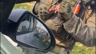 חייל במחסום בחברון קורע את תעודת הזהות של נהג המונית חודייפה אלעמור