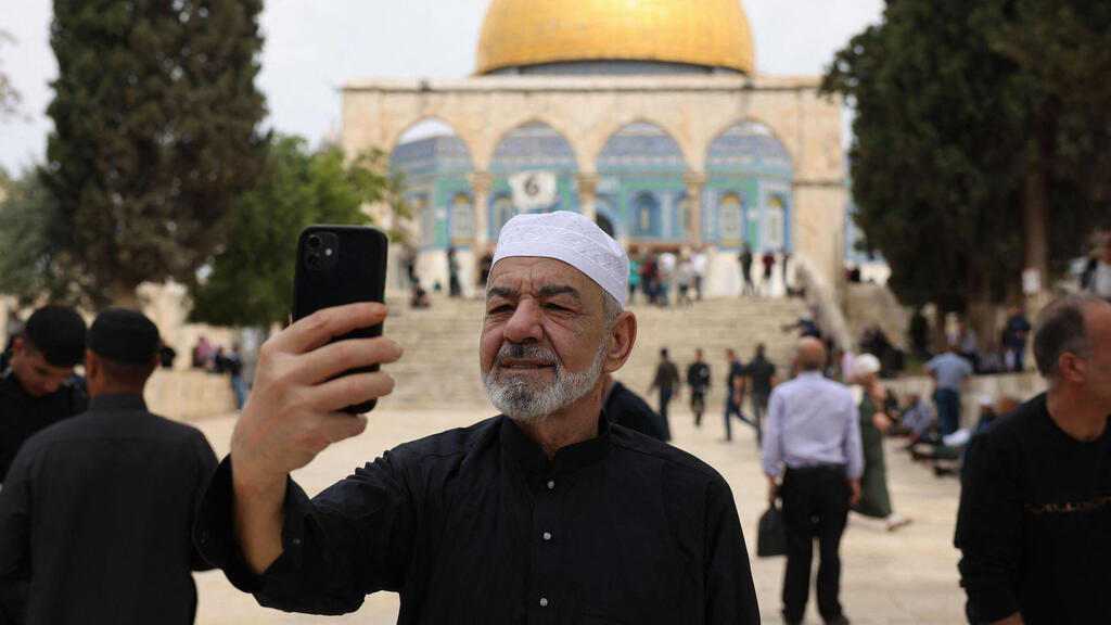 מוסלמים מפתללים בהר הבית
