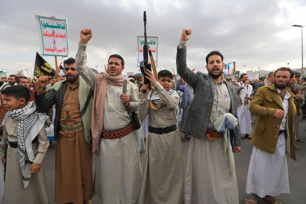 Yemenis chant anti-US and Israel slogans during a protest against the United States in Sana’a, Yemen (Photo: Mohammed HUWAIS / AFP) תומכי חות'ים בכינוס לציון יום קודס בצנעא, תימן
