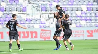 שחקני הפועל תל אביב רצים לחגוג עם יאזן נאסר