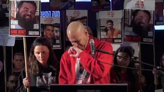    שורד השבי יאיר הורן בוכה בעצרת הכיכר החטופים בתל אביב
