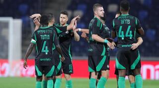 שחקני מכבי חיפה חוגגים ניצחון בדרבי