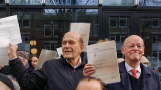 בוגרי אוניברסיטת אמסטרדם שהחזירו תעודות במחאה על ניתוק הקשר עם ישראל