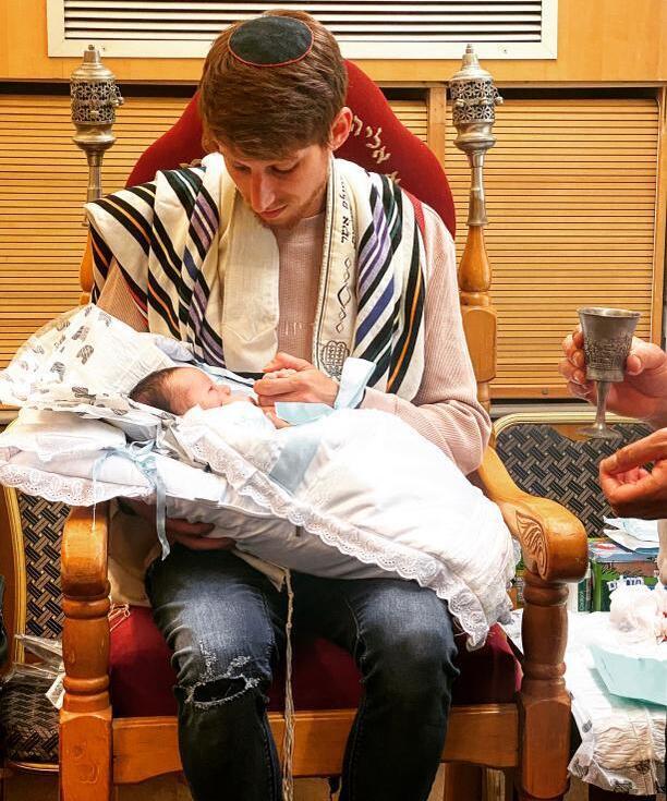 ולד סרגיינקו עם הבן אביאל, שנולד ארבעה חודשים לפני המלחמה