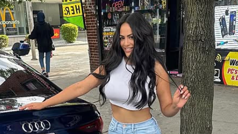 מרים יארימי ליד הרכב שבו נהגה בתאונה