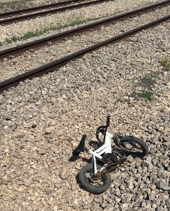 האופניים של הילד שנפגע מרכבת בזירה סמוך לנבטים