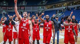 שחקני הפועל ירושלים חוגגים בסיום