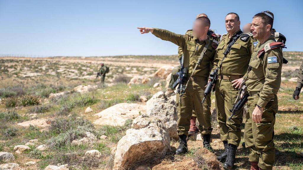 Начальник генштаба ЦАХАЛа Эяль Замир в расположении бригады "Йегуда" (Фото: пресс-служба ЦАХАЛа) הרמטכ״ל, רב-אלוף אייל זמיר בביקור בחטיבת ״יהודה״
