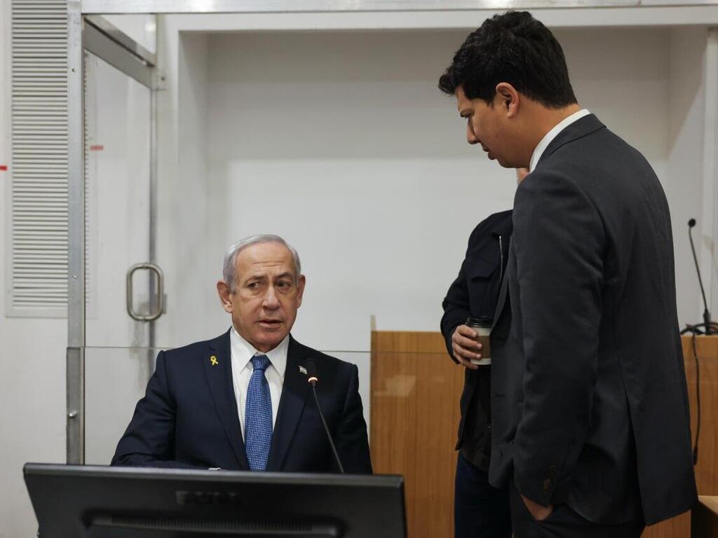 רה"מ בנימין נתניהו נכנס לאולם הדיונים על מנת לתת את עדותו בתיקי אלפים