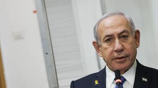 רה"מ בנימין נתניהו נכנס לאולם הדיונים על מנת לתת את עדותו בתיקי אלפים