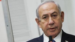 רה"מ בנימין נתניהו נכנס לאולם הדיונים על מנת לתת את עדותו בתיקי אלפים
