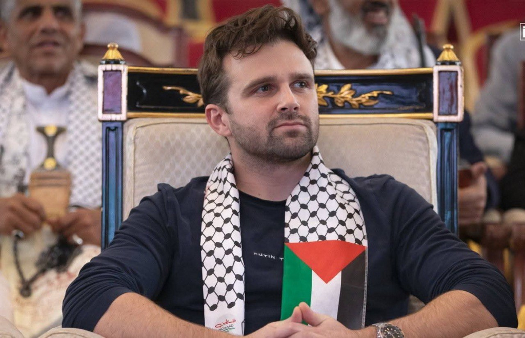 כוכב רשת אנטישמי ג'קסון הינקל ביקור ב תימן חות'ים