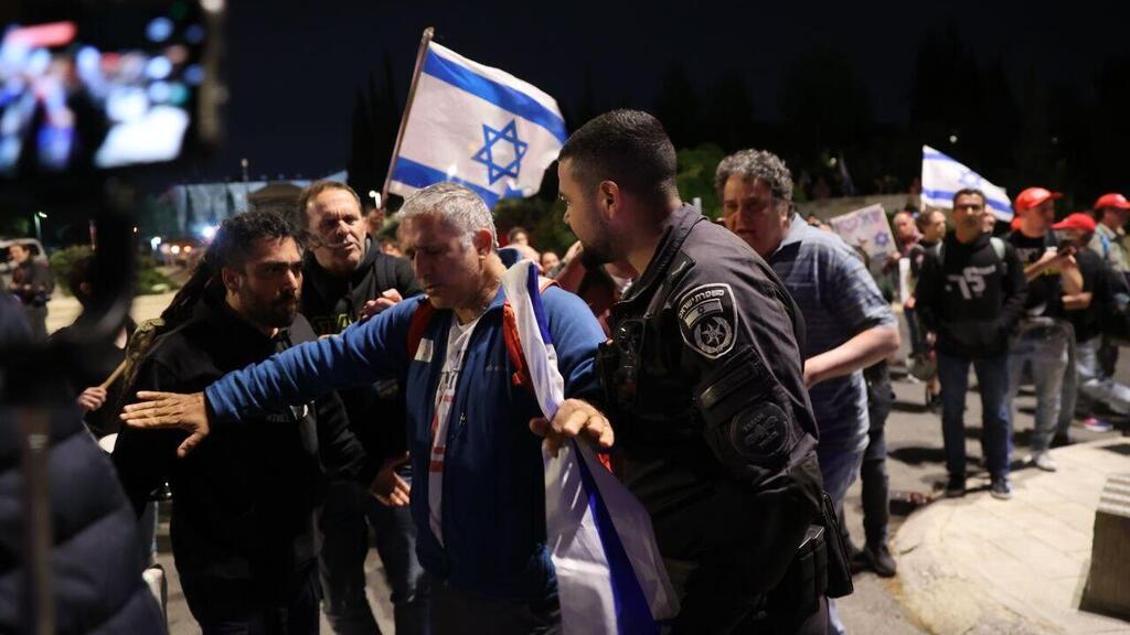 עימותים בין המשטרה למפגינים במחאה בסמוך לכנסת