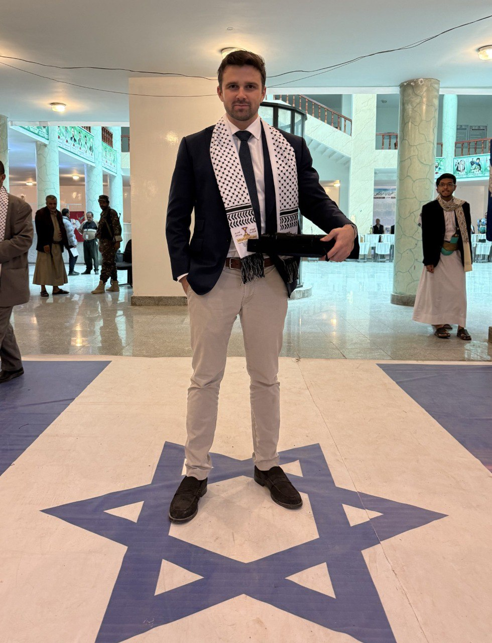 כוכב רשת אנטישמי ג'קסון הינקל ביקור ב תימן חות'ים
