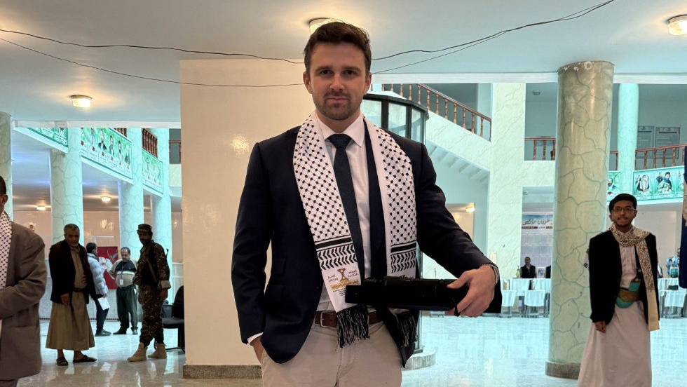 כוכב רשת אנטישמי ג'קסון הינקל ביקור ב תימן חות'ים