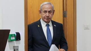 רה"מ בנימין נתניהו נכנס לאולם הדיונים על מנת לתת את עדותו בתיקי אלפים