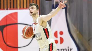 תומר אסייג עם הכדור