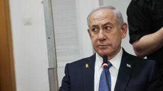 רה"מ בנימין נתניהו נכנס לאולם הדיונים על מנת לתת את עדותו בתיקי אלפים