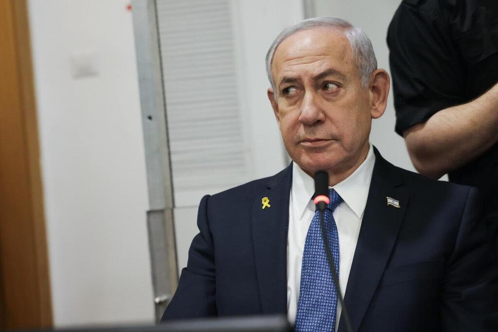 רה"מ בנימין נתניהו נכנס לאולם הדיונים על מנת לתת את עדותו בתיקי אלפים