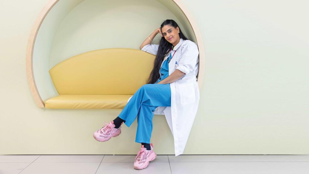 "אני לא האמא שחלמתי להיות. בתורנות הקודמת התקשרו מהגן ואמרו שלילדה יש חום. ישבתי ובכיתי". ד"ר גלית זדה