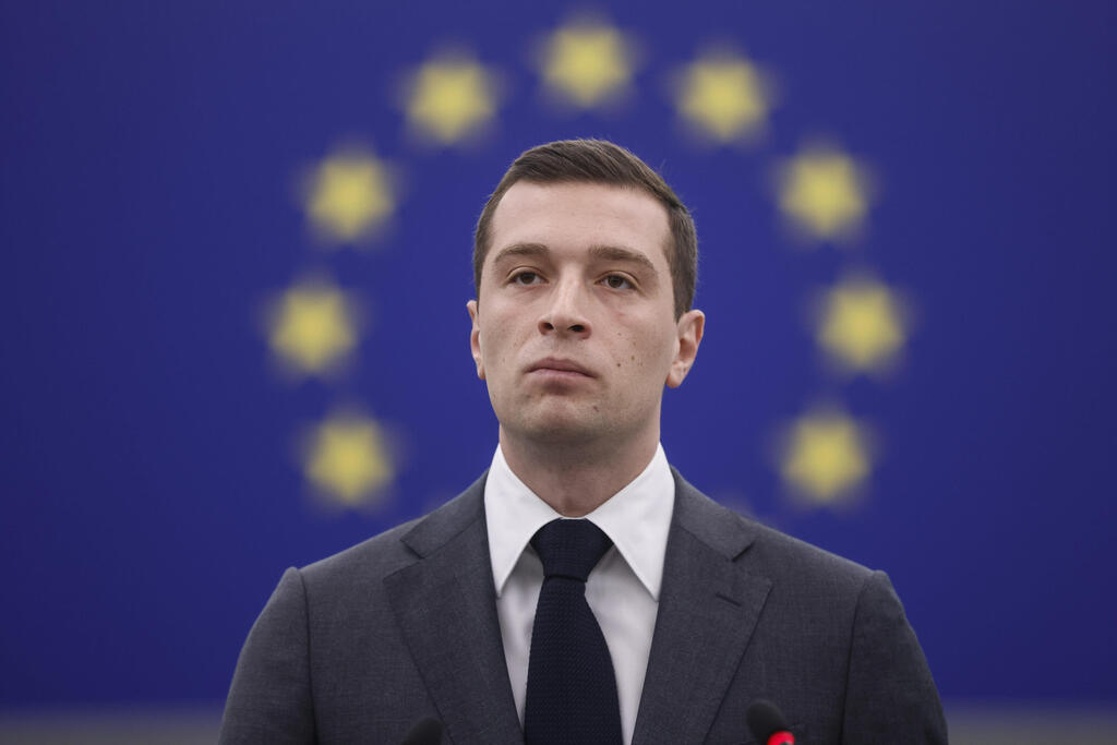 ז'ורדן ברדלה נשיא מפלגת האיחוד הלאומי בצרפת ארכיון 2024 על רקע דגל האיחוד האירופי