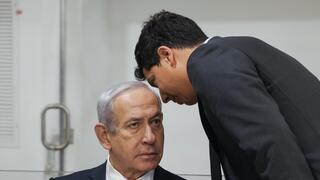 רה"מ בנימין נתניהו נכנס לאולם הדיונים על מנת לתת את עדותו בתיקי אלפים