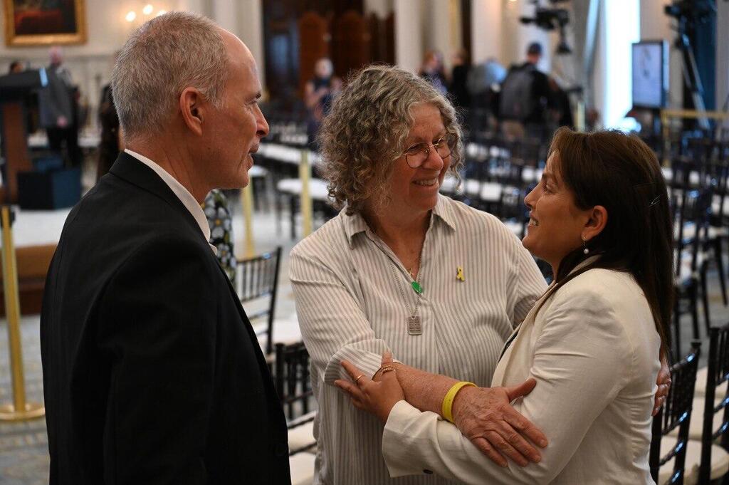 Soussana with former hostages Aviva and Keith Siegel, with whom she was held for part of her captivity (Photo: Liri Agami) שורדת השבי עמית סוסנה זוכה בפרס "נשים אמיצות" של מזכיר המדינה האמריקאי,