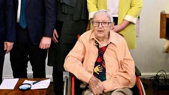 בתמונה מימין לשמאל: הממונה על שגרירות ארה״ב בישראל סטפני הארט, שורד השואה מייקל סמוס (יושב), שגרירת שבדיה בישראל אלכסנדרה רידמארק, שגריר בריטניה בישראל סיימון וולטרס, יו״ר IHRA דני דיין