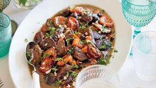  צלי בקר ופירות יבשים עם שקדים