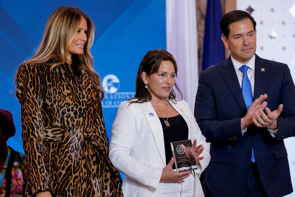 Soussana receives the U.S. Secretary of State’s International Women of Courage Award (Photo: REUTERS/Nathan Howard) שורדת השבי עמית סוסנה זוכה בפרס "נשים אמיצות" של מזכיר המדינה האמריקאי
