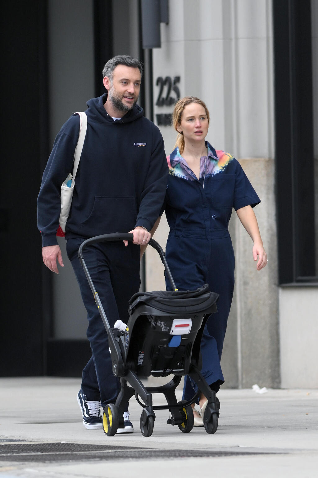 לורנס ובעלה קוק מלרוני (צילום: Elder Ordonez)  ג'ניפר לורנס