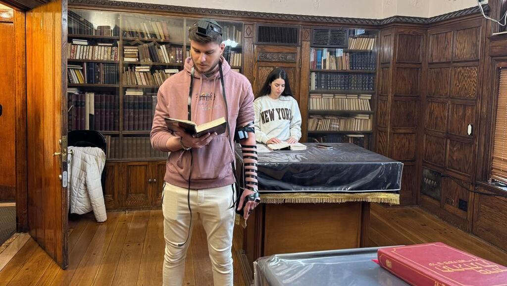 סשה טרופנוב מתפלל