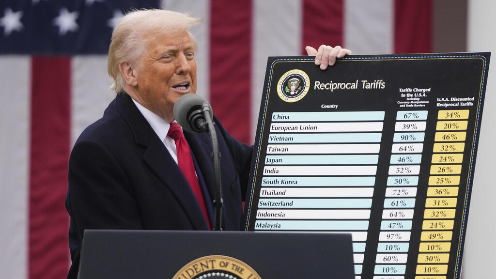 Trump unveils his tariff plan, April 2025 (Photo: AP Photo/Mark Schiefelbein) נשיא ארה"ב, דונלד טראמפ