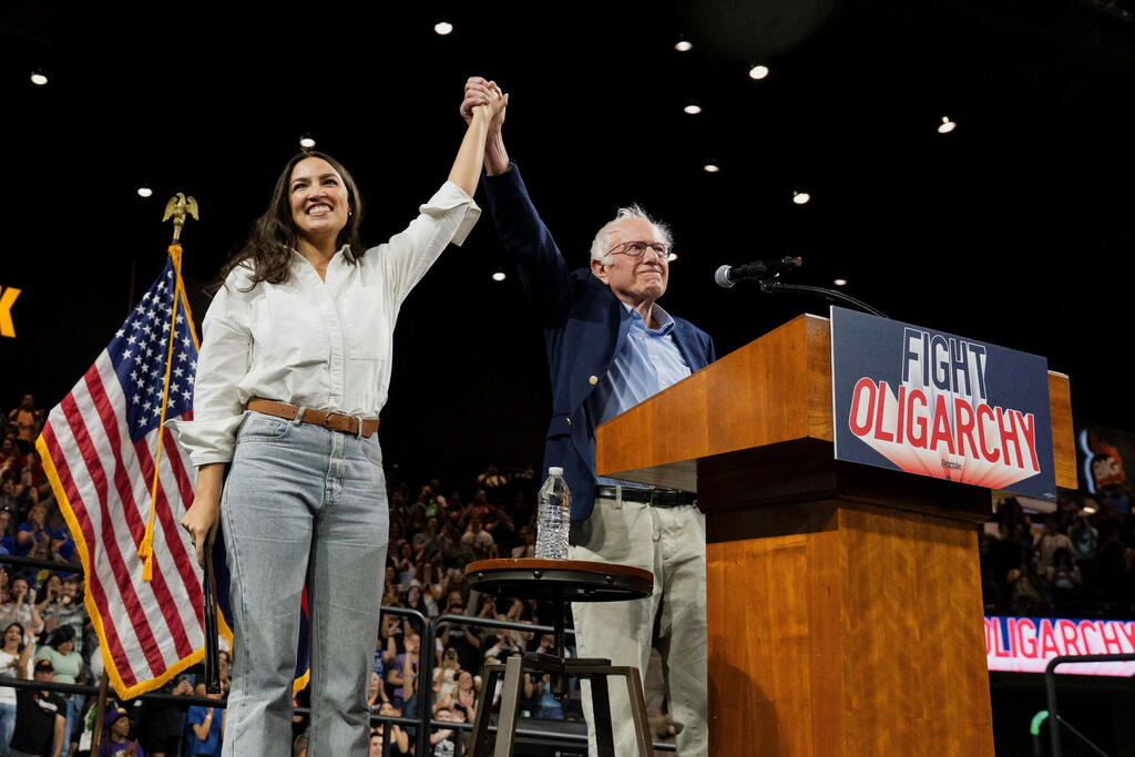 Ocasio-Cortez with Bernie Sanders (Photo: REUTERS/Rebecca Noble) עצרת של ברני סנדרס ו אלכסנדרייה אוקסיו-קורטז אוקסיו-קורטז ב טמפה אריזונה 20 במרץ