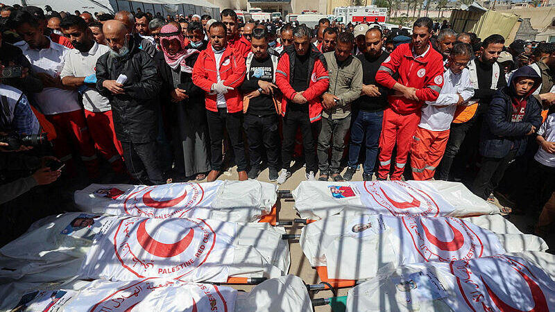 גופות הפרמדיקים בבית החולים בחאן יונס