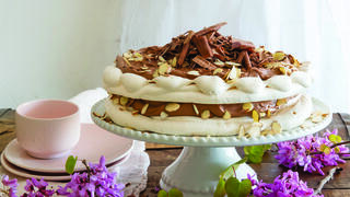 פבלובה עם קרם שוקולד ושקדים