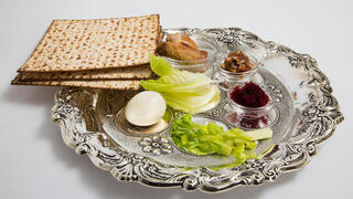 Пасхальное блюдо с 6 символами исхода 