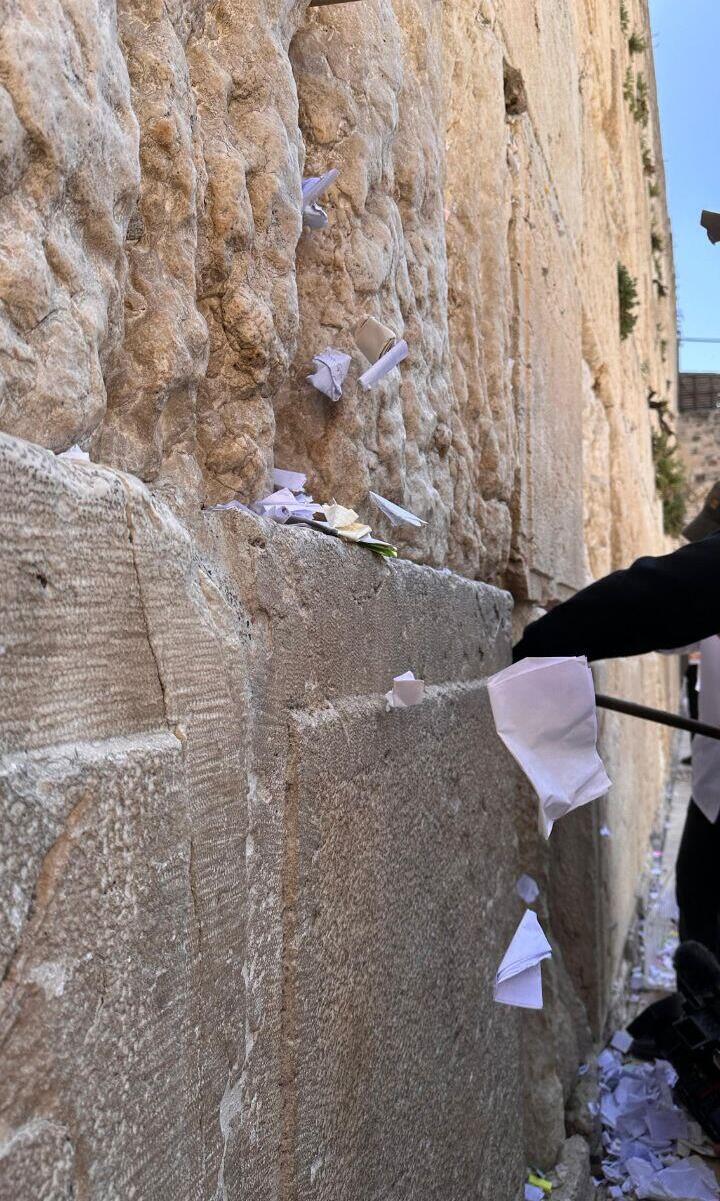 מוציאים פתקים מהכותל