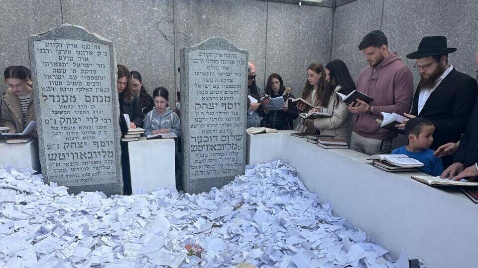 סשה טרופנוב ליד קברו של הרבי מלובביץ'