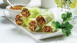 חרוסת בתוך רול חסה ודפי אורז