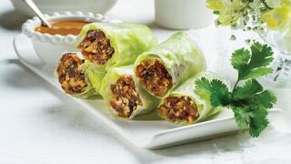 חרוסת בתוך רול חסה ודפי אורז