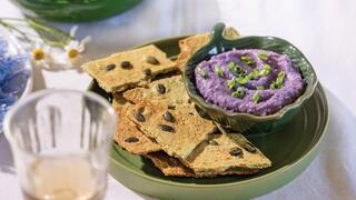 קרקר זוקיני-בזיליקום וממרח עדשים וכרוב