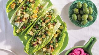 סלט תפוחי אדמה בתוך עלי חסה