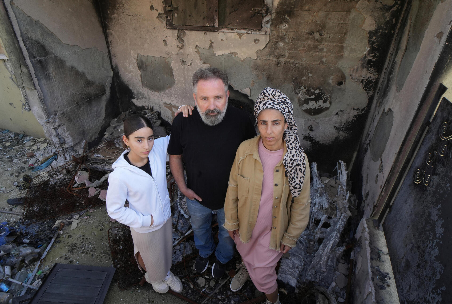 אילנית ומשה מלכה עם בתם תהל בביתם בקריית-שמונה, שנפגע פעמיים מרקטות  