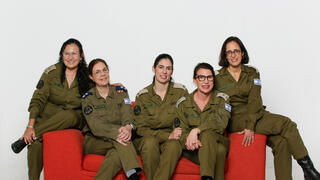 קב"ניות בחוד החנית. רוית רובינשטיין (מימין), דריה שלו, יעל שובל-צוקרמן, לאה שלף ועליזה דולב  