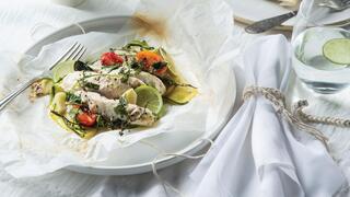 חזה עוף וירקות בעטיפת נייר אפייה