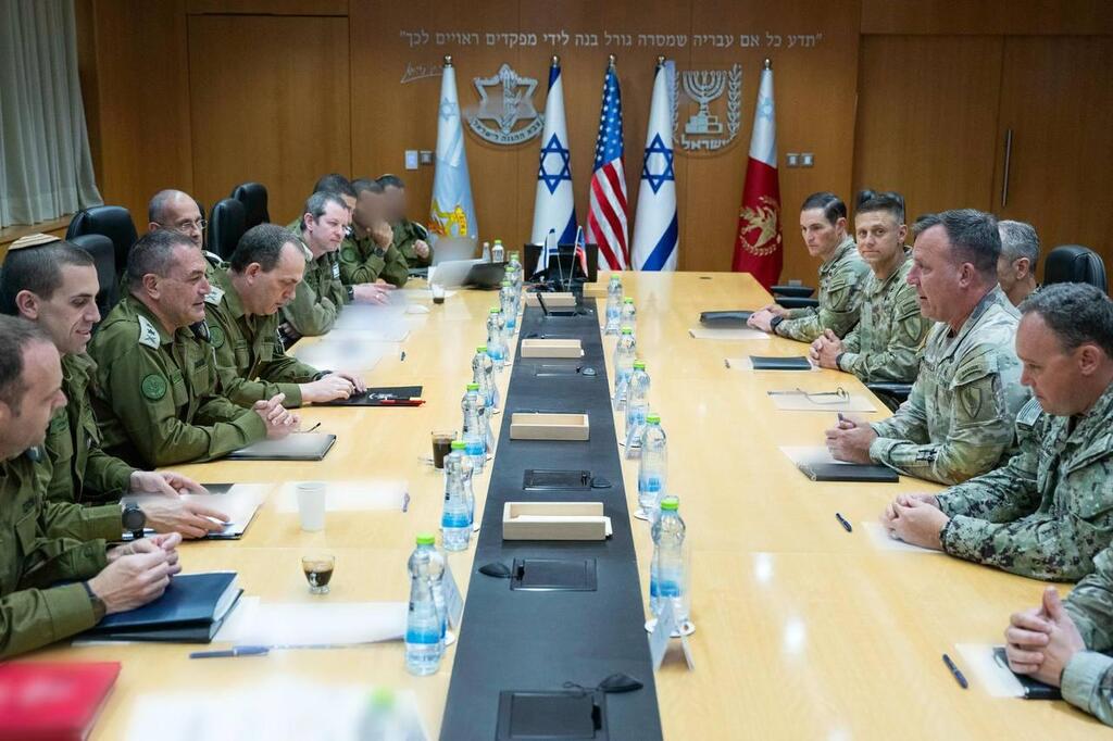 גנרל מייקל אריק קורילה בישיבה עם הרמטכ"ל אייל זמיר