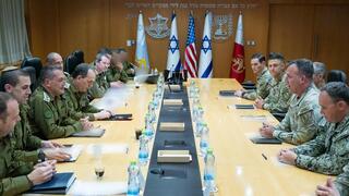 גנרל מייקל אריק קורילה בישיבה עם הרמטכ"ל אייל זמיר
