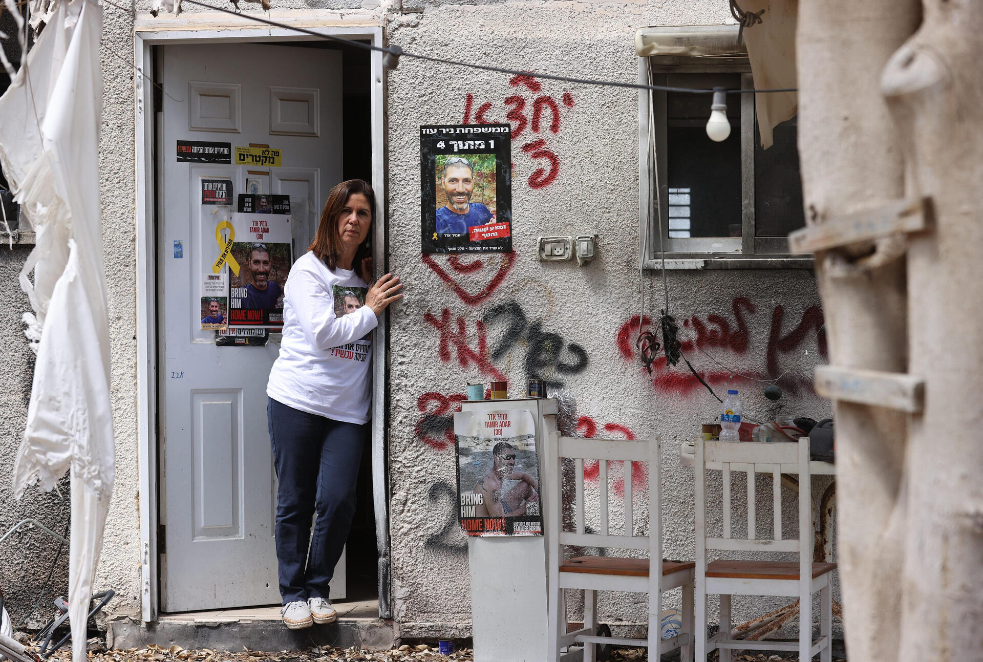 יעל אדר בפתח הבית בניר-עוז של בנה תמיר ז"ל, שנחטף ולא שרד את הפציעה  